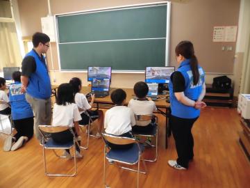 3年生がパソコンを使って学校付近で洪水が起きた時に移動できる時間をシュミレーションする様子