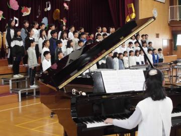 5年の合唱する様子