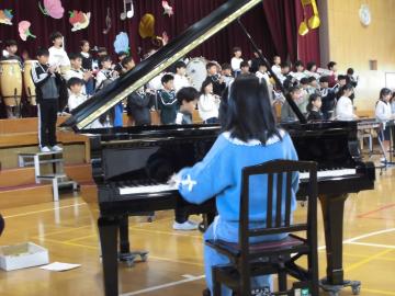 4年の合奏する様子