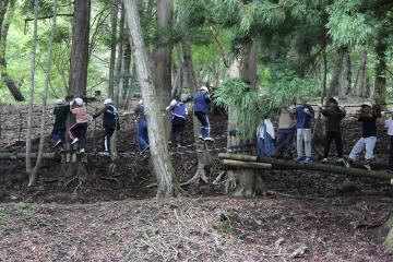 自然とふれあいの森フィールドアスレチックコースで5年生が班別自由行動を行う様子