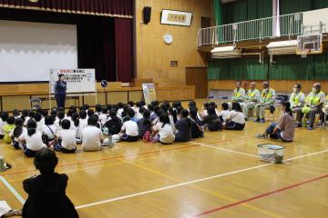 網干署の方が自転車運転の危険について話す様子