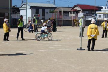 運動場で自転車に乗る様子