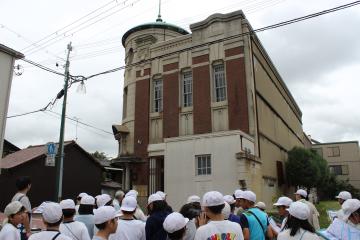 6年生が郷土史跡訪問中に立ち寄った旧網干銀行を外から見た様子