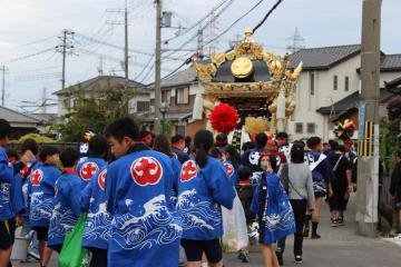 大江島地区子ども部の児童も大人と一緒の屋台と移動していく姿