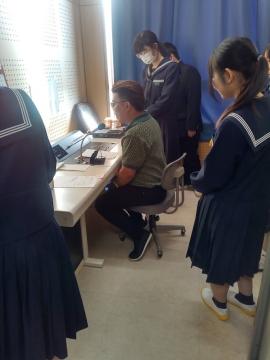 イライ先生が放送室で終学活の放送をしているようす