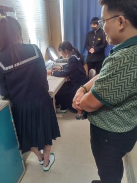 放送部の生徒が英語でスピーチをしているようす