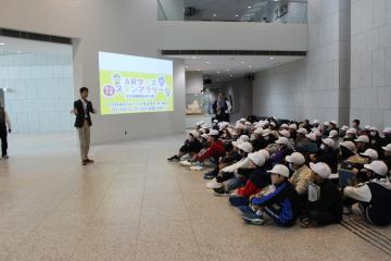 6年生が歴史博物館の方に姫路城に関する展示物について紹介してもらっている様子