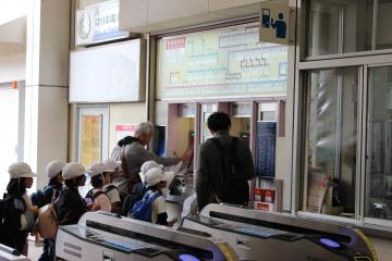 2年生が自動販売機を利用して切符を買う様子