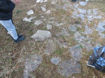 地面にならべた薄い氷