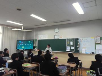 3年1組で担任の話を聞く生徒の様子