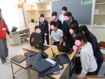 教室の机にオンライン用のパソコンを置き、画面に向かって放送委員会の生徒たちが並んでいるようす