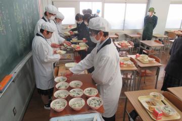 教室内で8年生が配膳している様子