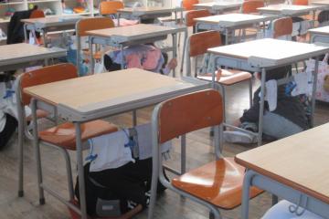 教室内で2年生がシェイクアウト訓練をしている様子