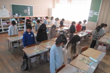 教室内で2年生が黙祷をしている様子