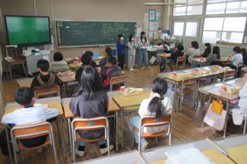 教室内で4年生が給食前に「いただきます」と言っている様子