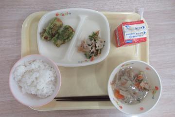 トレーに盛り付けられた後期課程で提供された給食の写真