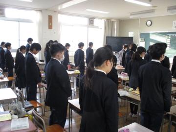 教室内で生徒たちが震災犠牲者の追悼で黙祷する様子
