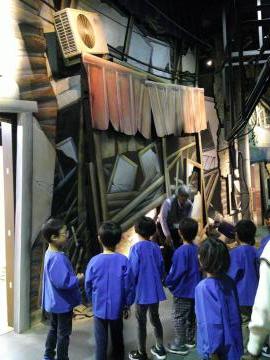 地震の被害を再現した施設を見ている園児たちの様子