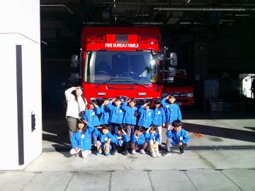 学級全員で消防車の前で記念撮影している様子