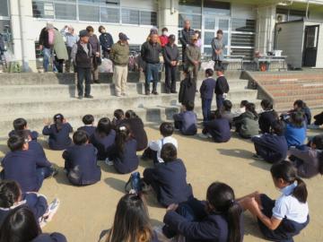 校庭で長寿会の皆さんにお礼を伝える4年生の代表児童の様子