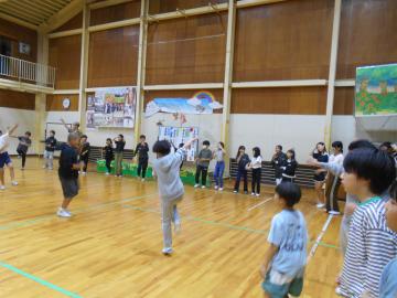 5年生が体育館でスタンツ練習をする様子