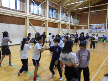 5年生が体育館でリーダータイムを楽しむ様子