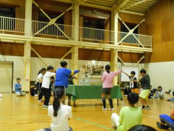 5年生が体育館でキャンドルサービスを行う様子