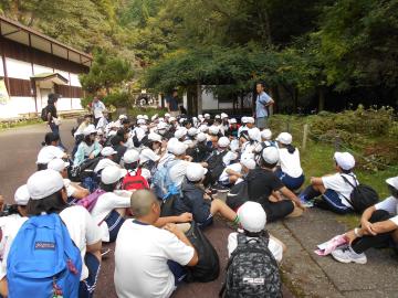 5年生が生野銀山の広い土地にお山座りをして整列し、集合した様子