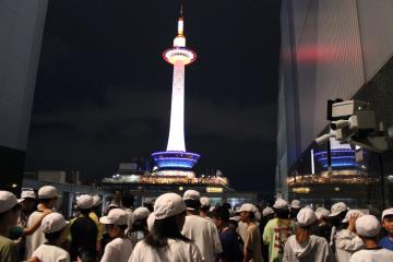 6年生が京都タワーを眺める様子