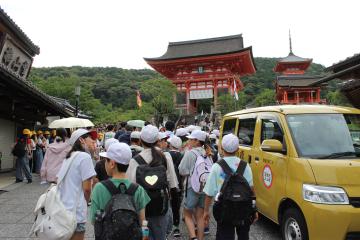 6年生が清水寺に向かう様子
