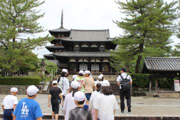 6年生が法隆寺を訪れた様子