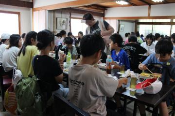 6年生が奈良の休憩所で弁当を食べる様子