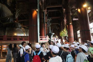 6年生が大仏の前に来た様子