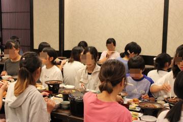 6年生が宿舎で夕食をとる様子