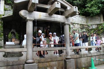 6年生が音羽の滝で水をくむ様子