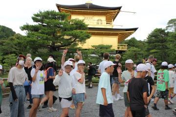 6年生が金閣寺を訪れた様子