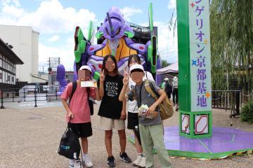 6年生が太秦映画村のエヴァンゲリオン基地前にいる様子