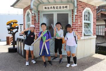 6年生が太秦映画蔵派出所前で記念写真を撮る様子