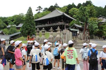 6年生が2月堂の前にいる様子