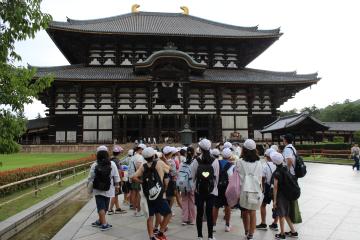 6年生が大仏殿前に来た様子