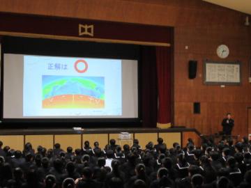 体育館で講師の方にクイズも交えながら分かりやすく講話していただいた様子