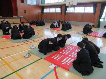 体育館に畳を敷いて、かるた大会です