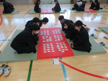 読み上げられた札を夢中で探しています