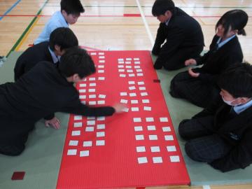 お手つきしないよう素早く札を取っています