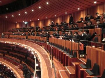 芸術文化センターホール内の座席に着席する生徒たちの様子 