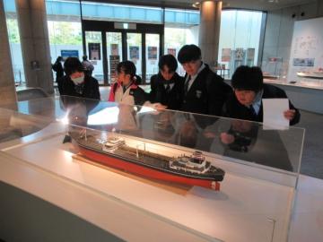 神戸海洋博物館内で、展示物を見ている生徒たち