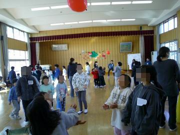 体育館でグループに分かれた園児たちが風船バレーをしている