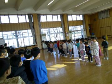 小学生と対面でお別れの挨拶をしている様子