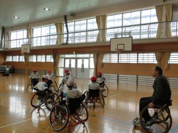 車いすバスケットボールを体験する児童