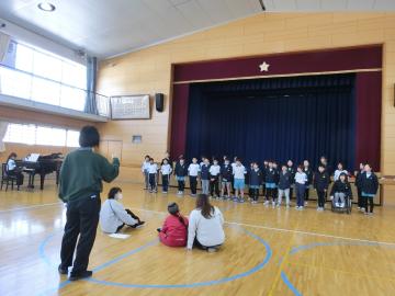 体育館で5年生が居住地交流の子に歌を聞かせているところ